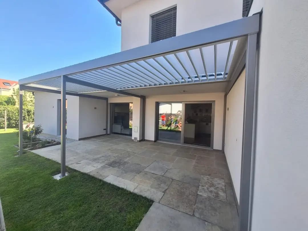 Lamellendach über Terrasse