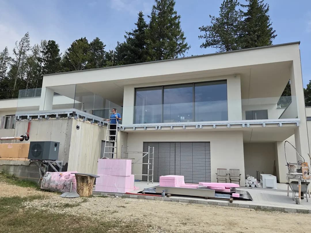 Rahmenloses Glasgeländer rundum am Balkon