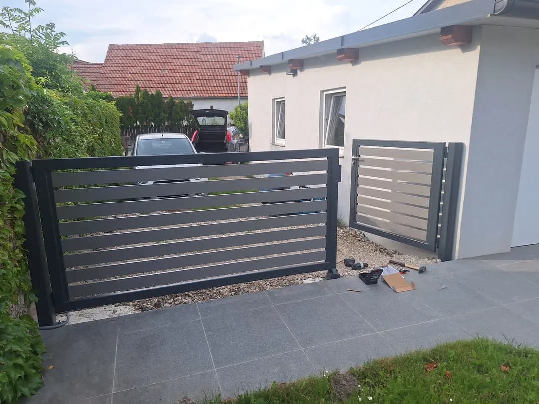 Einfahrtstor aus Aluminium mit integrierbaren Komponenten